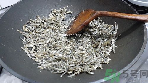 小魚干怎么炒好吃？蜜汁小魚干的做法