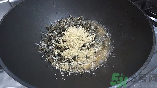 小魚干怎么炒好吃？蜜汁小魚干的做法