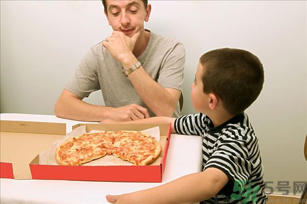 用左手吃飯可以控制食量嗎？可以達到減肥的效果嗎?