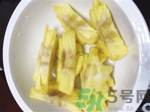 菠蘿里面發(fā)黑是為什么？發(fā)黑的菠蘿能吃嗎？