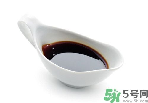 吃醬油皮膚會(huì)變黑嗎?長(zhǎng)期吃醬油的壞處