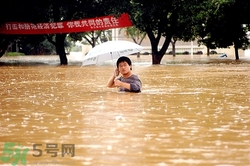 在雨水中走路容易得什么病？在雨水中走路有什么危害？