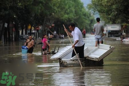 在雨水中走路容易得什么??？在雨水中走路有什么危害？