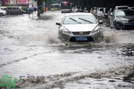 路面雨水多深車(chē)輛不宜通行？車(chē)輛在雨水中行駛要注意什么？