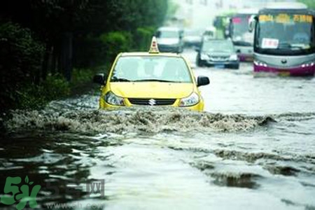 路面雨水多深車輛不宜通行？車輛在雨水中行駛要注意什么？