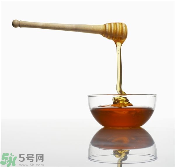 蜂蜜放久了有酒味是怎么回事？蜂蜜有酒味還能喝嗎？