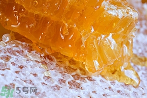 蜂蜜放久了有酒味是怎么回事？蜂蜜有酒味還能喝嗎？