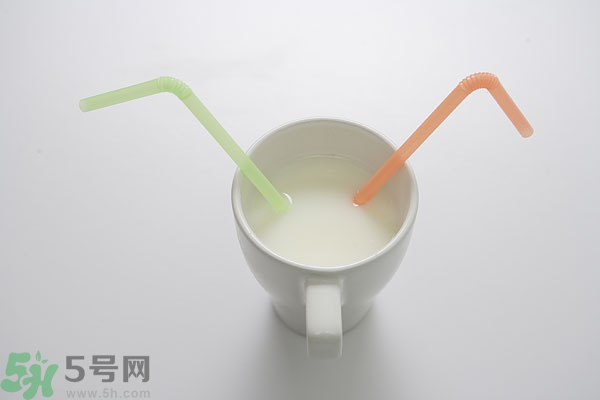 羊奶和牛奶哪個營養(yǎng)高?牛奶與羊奶哪個營養(yǎng)更好？