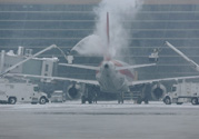 下雪天飛機能起飛嗎？下雪天飛機可以降落嗎？