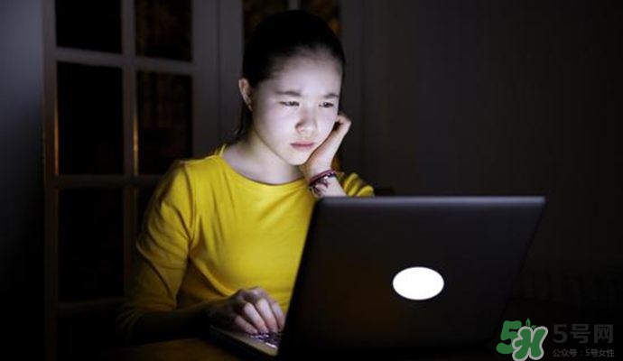 女人熬夜吃什么好？女人熬夜的危害有多大