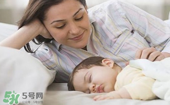 孩子為什么喜歡趴著睡覺？孩子為何老愛趴著睡