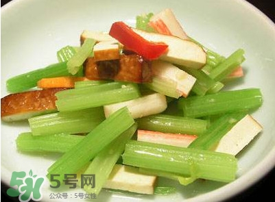 芹菜怎么炒好吃？芹菜怎么炒不苦