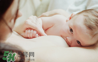 哺乳期奶水有血是什么原因？哺乳期奶水有血能喂奶嗎？