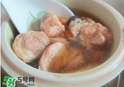 鱷魚肉燉湯要去皮嗎？鱷魚肉煲湯新鮮的好還是干的好