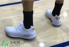 under armour curry 4 low低幫版白金配色上腳怎么樣？