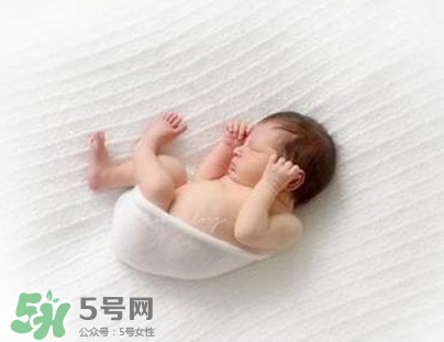 新生兒能用母乳洗臉嗎？新生兒能用母乳擦臉嗎？