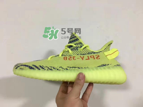 adidas yeezy boost 350 v2黃斑馬是夜光的嗎？