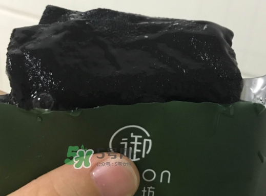 御泥坊水潤茶萃微囊黑面膜怎么用？