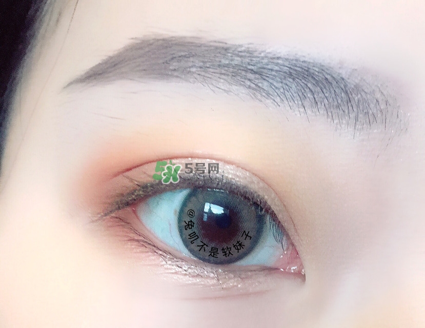 沒(méi)眼影怎么畫(huà)眼妝 桃子汁眼妝畫(huà)法