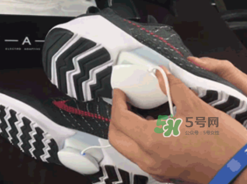 nike hyperadapt 1.0怎么充電？耐克自動系鞋帶鞋要充電嗎？