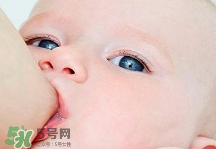 母乳喂養(yǎng)的寶寶大便怎樣正常？母乳喂養(yǎng)的寶寶需要補鈣嗎？