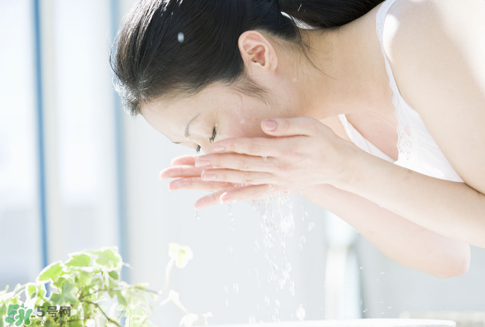 抬頭紋太重怎么辦？撫平抬頭紋只需這幾招