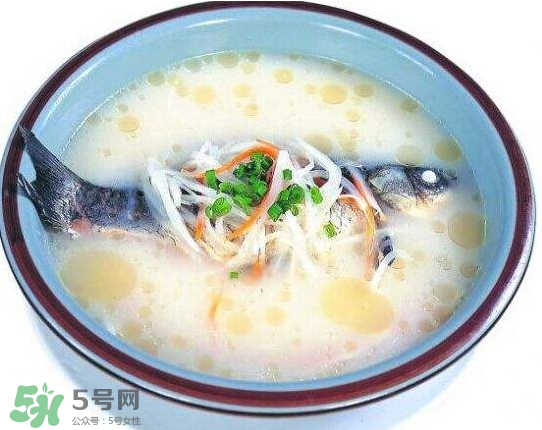 鯽魚湯里可以放什么菜最好？鯽魚燉湯放什么菜？