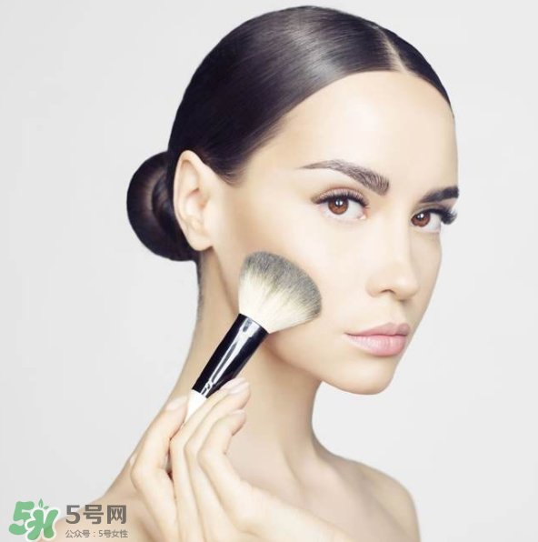 涂了防曬再上散粉會搓泥嗎？防曬噴霧和散粉的先后順序