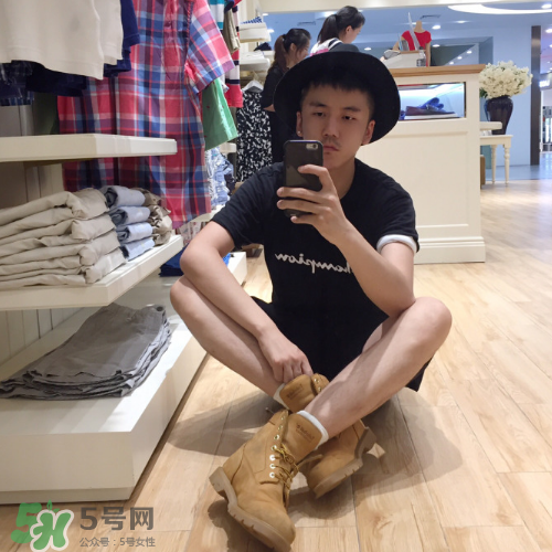 timberland鞋碼偏大嗎？timberland鞋碼偏大還是偏?。?></p><p>女人要買一雙好鞋，才能走的更爽，哈哈哈，本來想買cat的經(jīng)典款，糾結(jié)了好久，但是在Timberland試了覺得Timberland的更舒服，鞋型也瘦一點點，但是還是好帥啊，超級帥，而且沒有cat那么重。</p><p>Timberland就不用多介紹了吧，這也是鞋柜必備的鞋子之一，他家的鞋買回來都會磨腳，各位考慮好在入，一般我穿這雙鞋都會搭配比較長的白色襪子，個人喜好，覺得搭配的層次感比較重要。</p>		</div>
<div align=