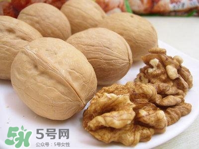 吃核桃對(duì)頭發(fā)有什么好處？為什么吃核桃對(duì)頭發(fā)生長(zhǎng)有好處？