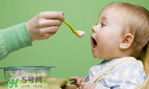 母乳寶寶幾個(gè)月添加輔食？母乳寶寶添加輔食的時(shí)間介紹