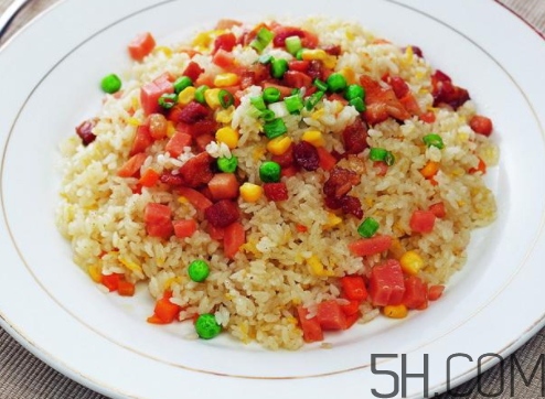 蛋炒飯?jiān)趺醇訜?？蛋炒飯微波爐加熱多久？