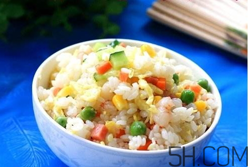 蛋炒飯?jiān)趺醇訜?？蛋炒飯微波爐加熱多久？
