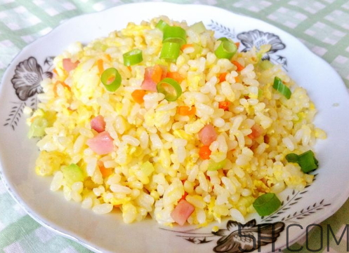 蛋炒飯?jiān)趺醇訜?？蛋炒飯微波爐加熱多久？