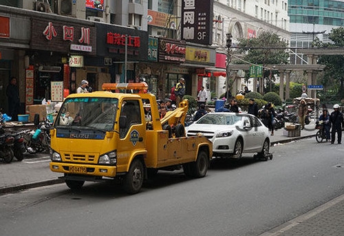 汽車拖車費能報嗎？汽車的前后拖車孔怎么打開？