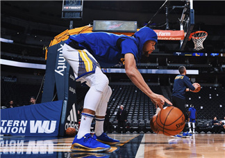 under armour curry 4 low勇士隊(duì)藍(lán)金配色會(huì)發(fā)售嗎？