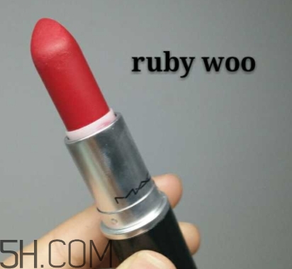 mac russian red和ruby woo哪個(gè)好看_試色對(duì)比