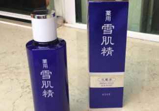 雪肌精化妝水盈潤(rùn)型成分是什么？會(huì)使皮膚變薄嗎？