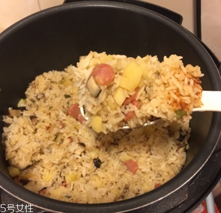 香菇臘腸土豆燜飯的做法 一個電飯煲就可以搞定的懶人飯