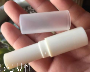 潤(rùn)唇膏要怎么清潔？用前刮掉一層