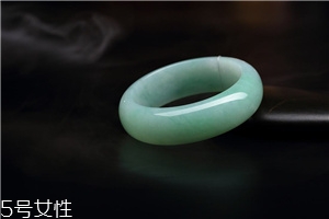 翡翠手鐲怎么養(yǎng)才能透？養(yǎng)翡翠的關(guān)鍵小竅門