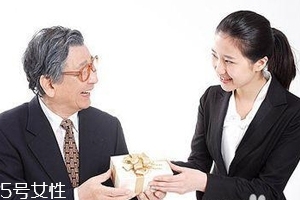 給領(lǐng)導(dǎo)送禮怎么說(shuō)合適？真誠(chéng)并且要注意分寸