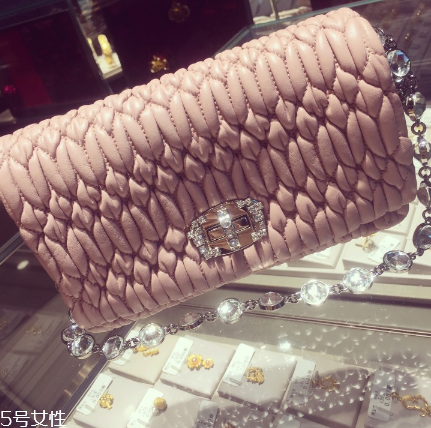 miumiu是幾線品牌？最具有少女心的時(shí)尚品牌