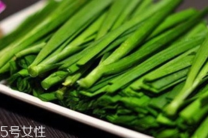 韭菜沒熟吃了會(huì)怎么樣？生韭菜很辛辣