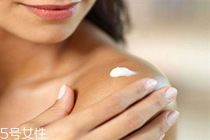 身體乳怎么涂后背 洗澡后用身體乳效果最好