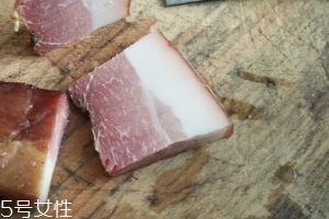 煙熏臘肉是熟的嗎？是生肉腌制的