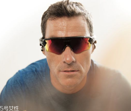 oakley眼鏡真假辨別 歐克利眼鏡怎么辨別真假？