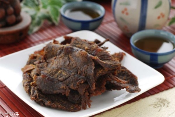 牛肉干長(zhǎng)白毛了還能吃嗎 牛肉干發(fā)霉長(zhǎng)毛了怎么處理