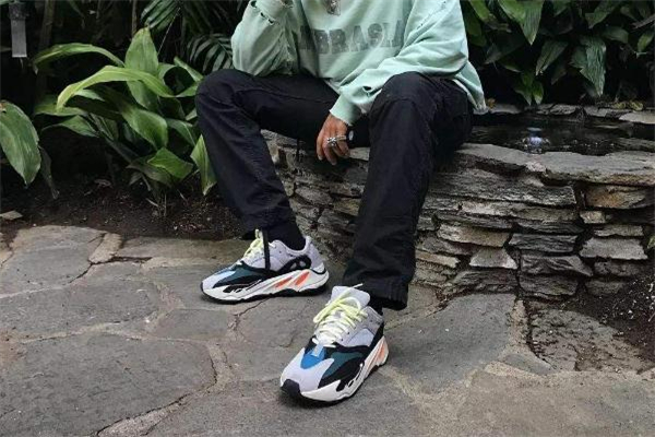 yeezy 700腳感很硬嗎 新鞋有一點(diǎn)硬