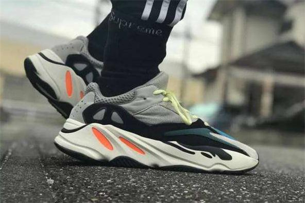 yeezy 700腳感很硬嗎 新鞋有一點(diǎn)硬